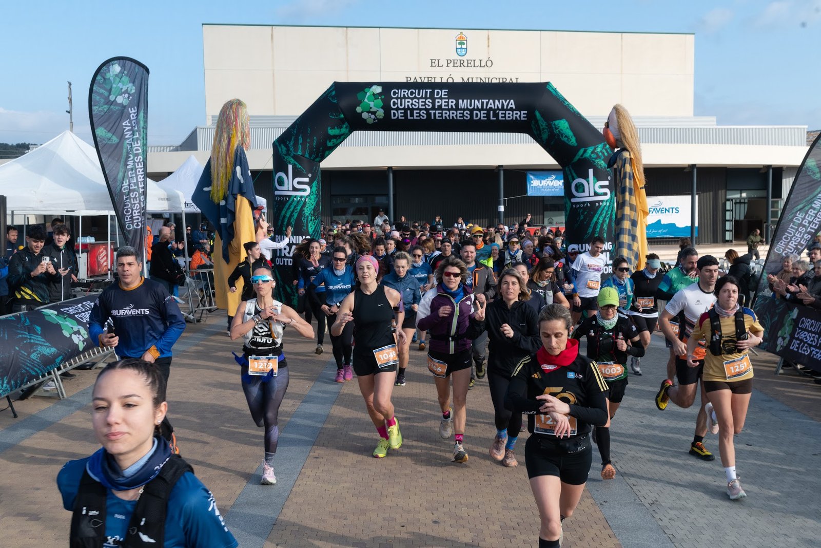 Mass start of La Bufavents under the finish arch